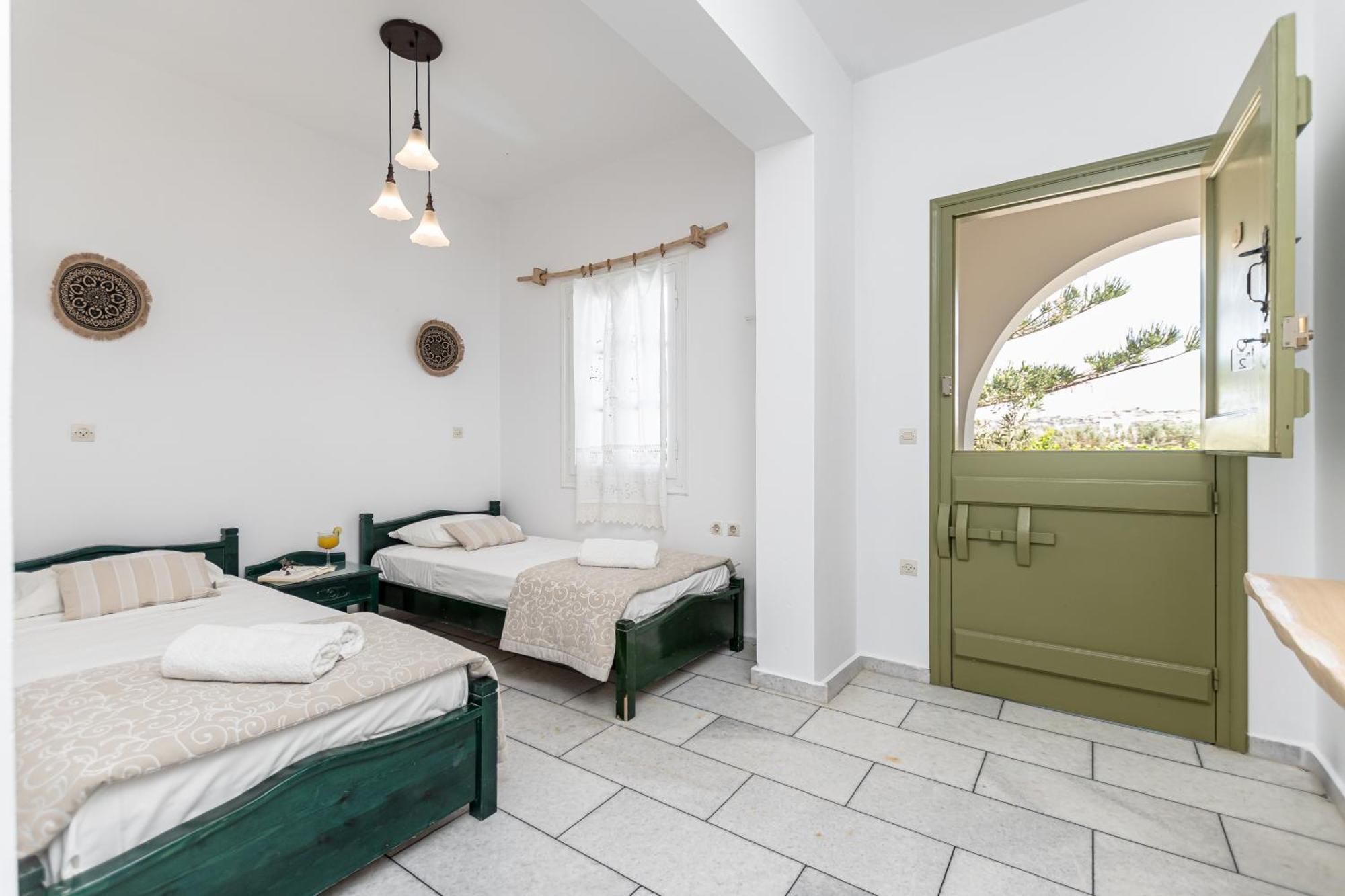 Studios Vrettos Beachfront Hotel Plaka  Exterior photo